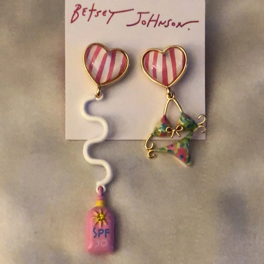 Betsey Johnson Bikini & Sunscreen Mismatch Drop Earrings Acrylic Heart NWT - Picture 10 of 14